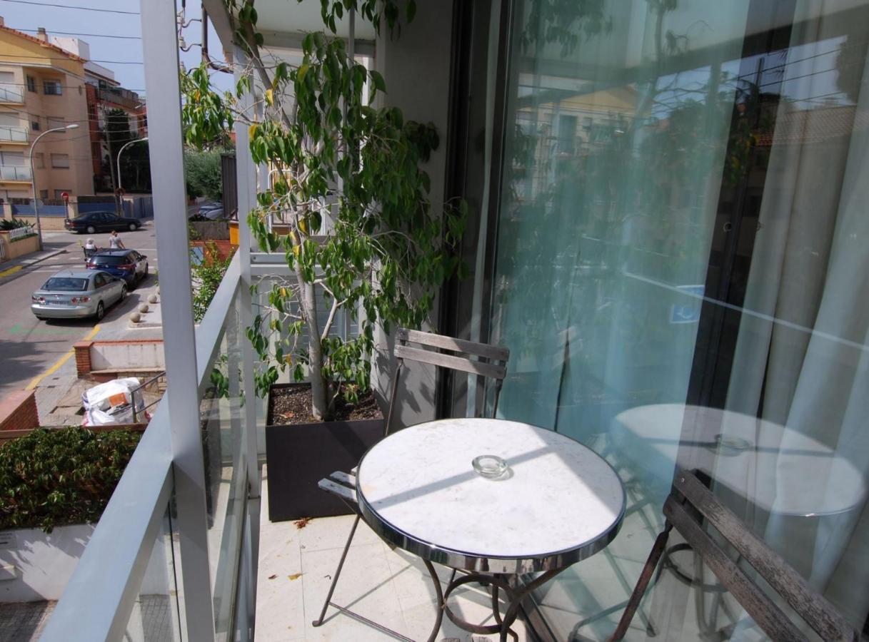 Blue Fridge Apartmen - Blue Fridge Apartmen - Ideal For Couples, Near Beach And Well Connected Apartment Vilassar De Mar Exterior photo